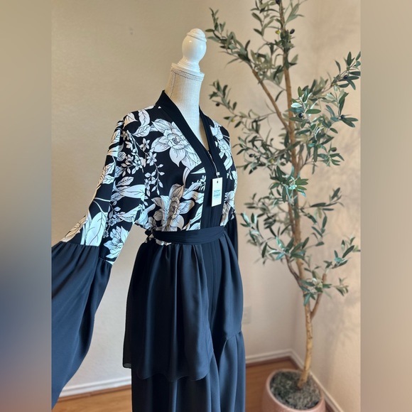 BLACK AND WHITE FLORAL CHIFFON LAYERED ZIPPER  ABAYA NWTS size large length 58”✨ - Picture 7 of 10